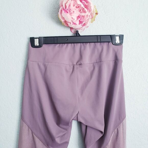 Onzie Flow Lilac Mesh Panel Capri Leggings - Picture 6 of 9